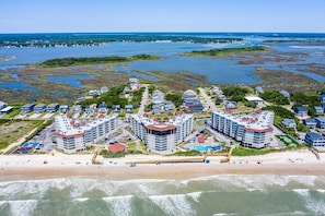 Ein Küstenresort mit Hochhäusern, einem Strand und einer Marina.