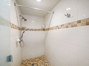 Hair dryer, towels - Waikiki Monthly 1BR w/ Parking, Pool & Lanai (Honolulu)