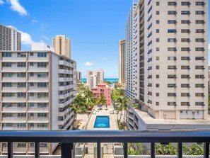 Property grounds - Waikiki Monthly 1BR w/ Parking, Pool & Lanai (Honolulu)