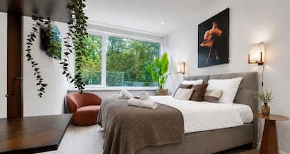Looking for a practical and affordable place near Tilburg University? This private room is perfect for students, solo travelers, or short stays, offering a comfortable and relaxing space to come home to.