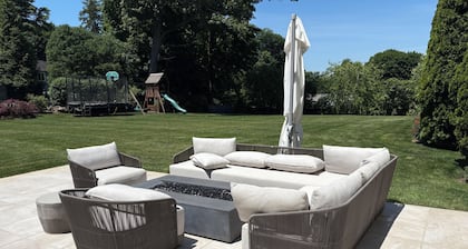 Modern 6-bedroom w/pool, one mile from beach golf in Westporr