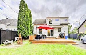 Outdoor dining - Charming 4-bedroom cottage with AC in beautiful Québec (Québec)
