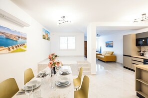 Ein modernes Interieur mit Essbereich, Küche und Wohnbereich.