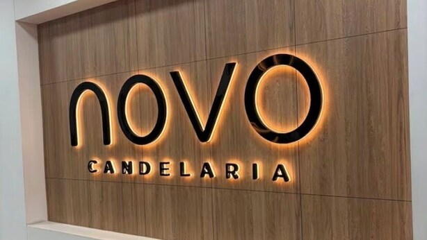 En vägg med namnet ”novo Candelaria” skrivet med ett modernt typsnitt och upplyst.