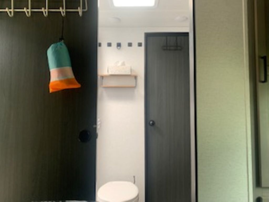 Dusj, hårføner, håndklær og såpe