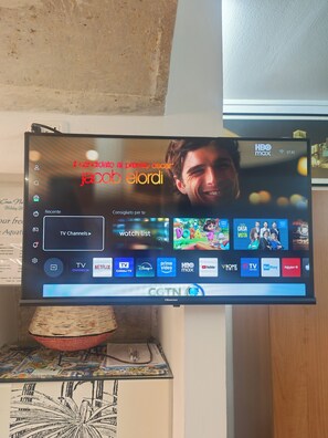 Ein Fernseher, der eine Streaming-Oberfläche mit verschiedenen Streaming-Diensten anzeigt.