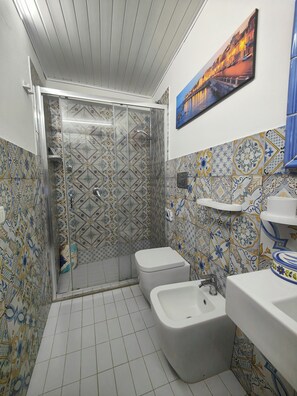 Hair dryer, towels, soap, shampoo - Vrbo Property (Siracusa)