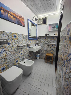 Hair dryer, towels, soap, shampoo - Vrbo Property (Siracusa)