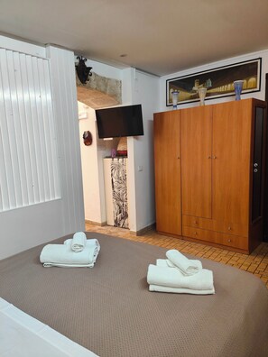 Iron/ironing board, travel crib, free WiFi, bed sheets - Vrbo Property (Siracusa)