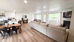 Un espacio habitable moderno con comedor, cocina y zona de estar.