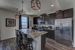 Coffee/tea maker, fridge, microwave, oven - Executive Stay for Work & Family (Rapid City)