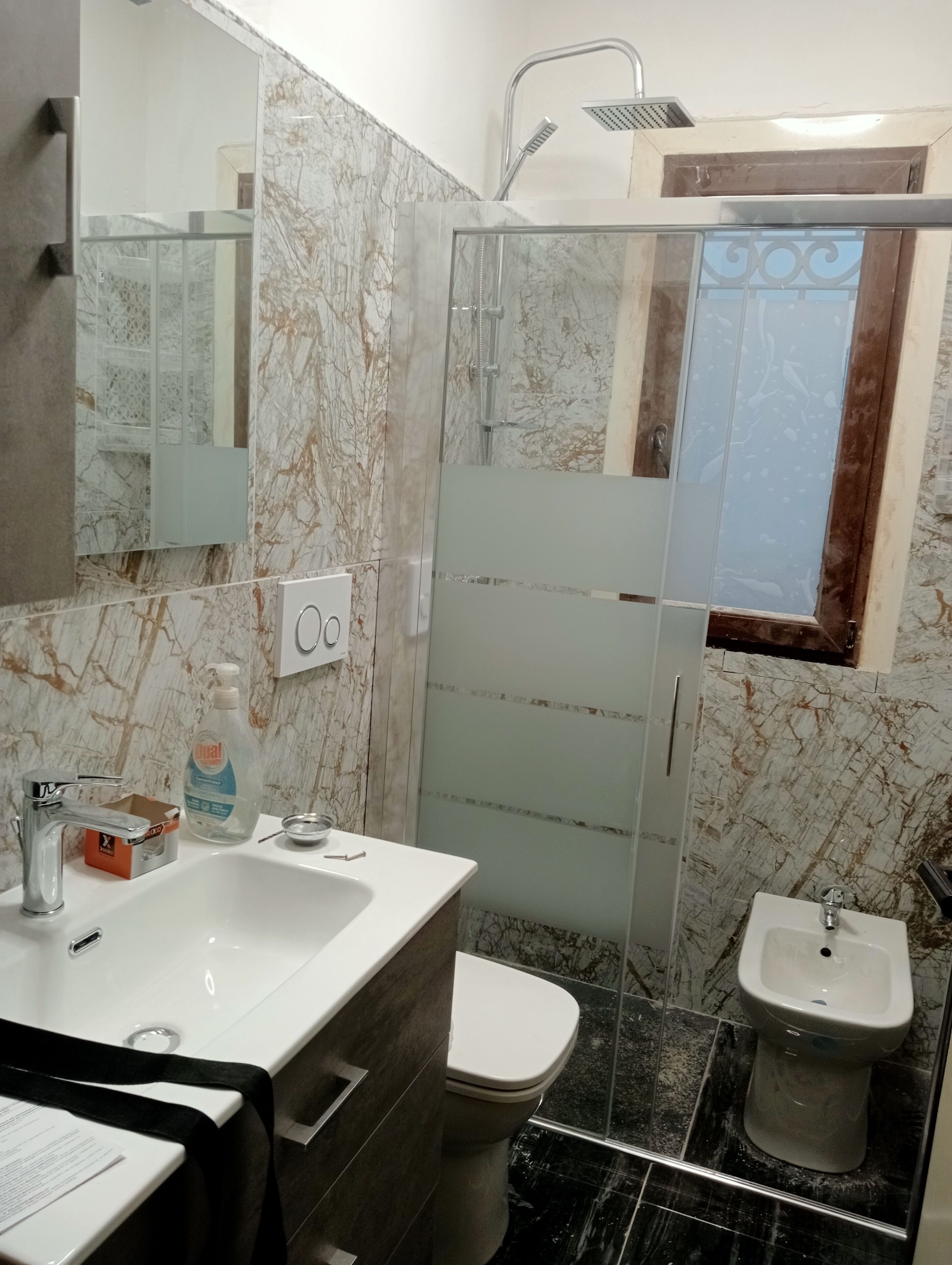 Dusche, Bidet, Handtücher, Toilettenpapier