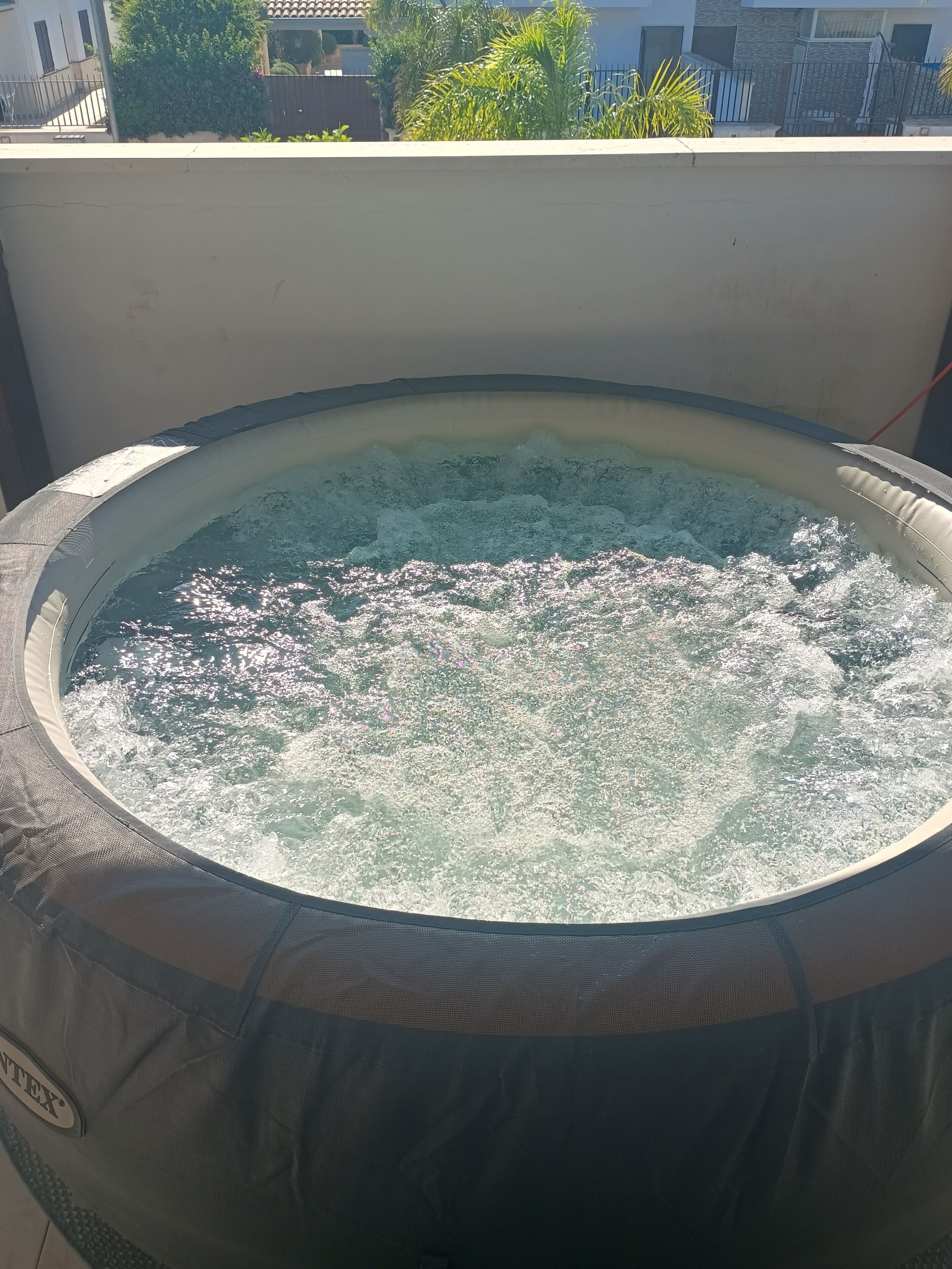 Bañera de hidromasaje al aire libre