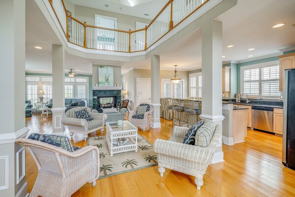 Walk To Beach! Spacious Surf City Escape - Surf City, NC