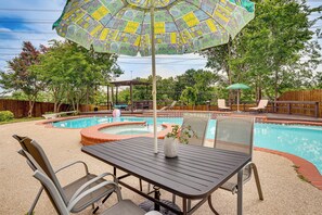 A backyard with a swimming pool, patio furniture, and a pergola. - 3 Mi to Six Flags! Family Getaway w/ Outdoor Oasis (Grand Prairie)