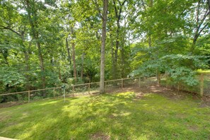 A fenced outdoor area with grass and trees. - < 1 Mi to Bull Shoals Lake! Family-friendly Escape (Lakeview)