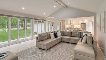 House (5 Bedrooms) | Interior