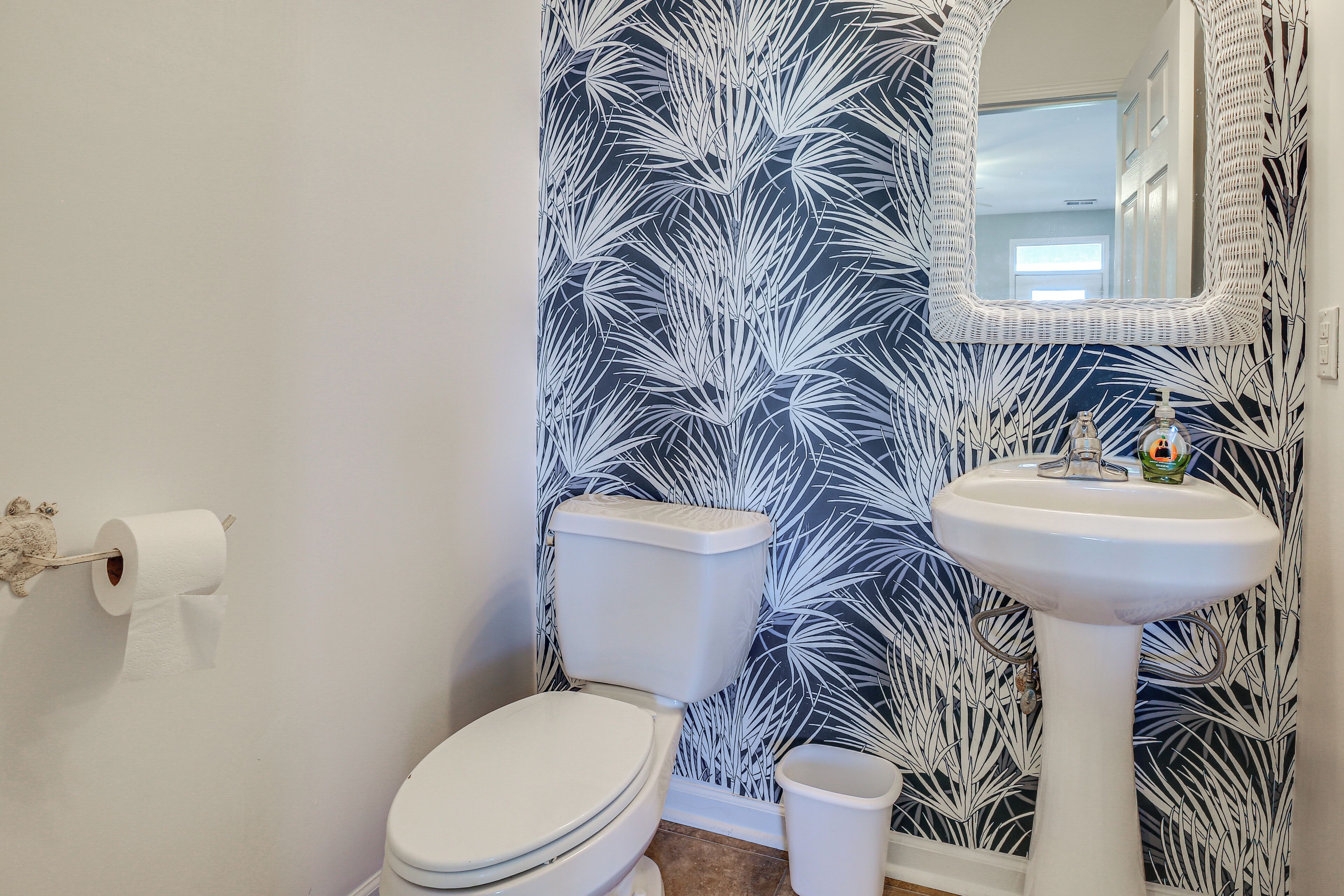 Ein Badezimmer mit Toilette, Waschbecken und Spiegel.