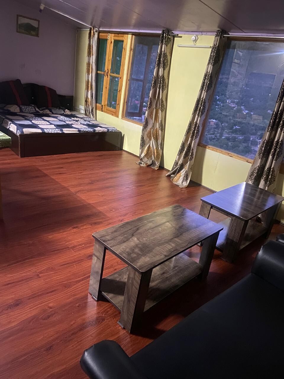 Desk, laptop workspace, free WiFi