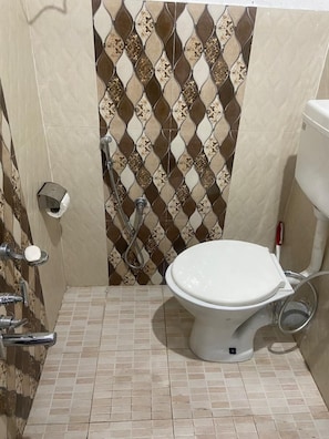 Deluxe Room | Bathroom | Free toiletries, towels, soap, shampoo - Ahmed Lodge (Gund)