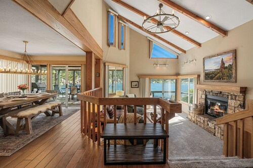 5-STAR Lakefront cabin with AMAZING mountain & lake VIEWS! DOCK & GAME ROOM!