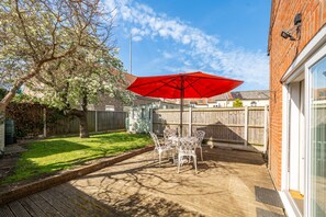 Outdoor dining - Cobblers Cottage, Well-next-the-Sea, Norfolk (Wells-next-the-Sea)