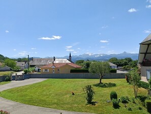 Ein Wohngebiet mit Häusern, einer Kirche und einem Gebirge im Hintergrund.
