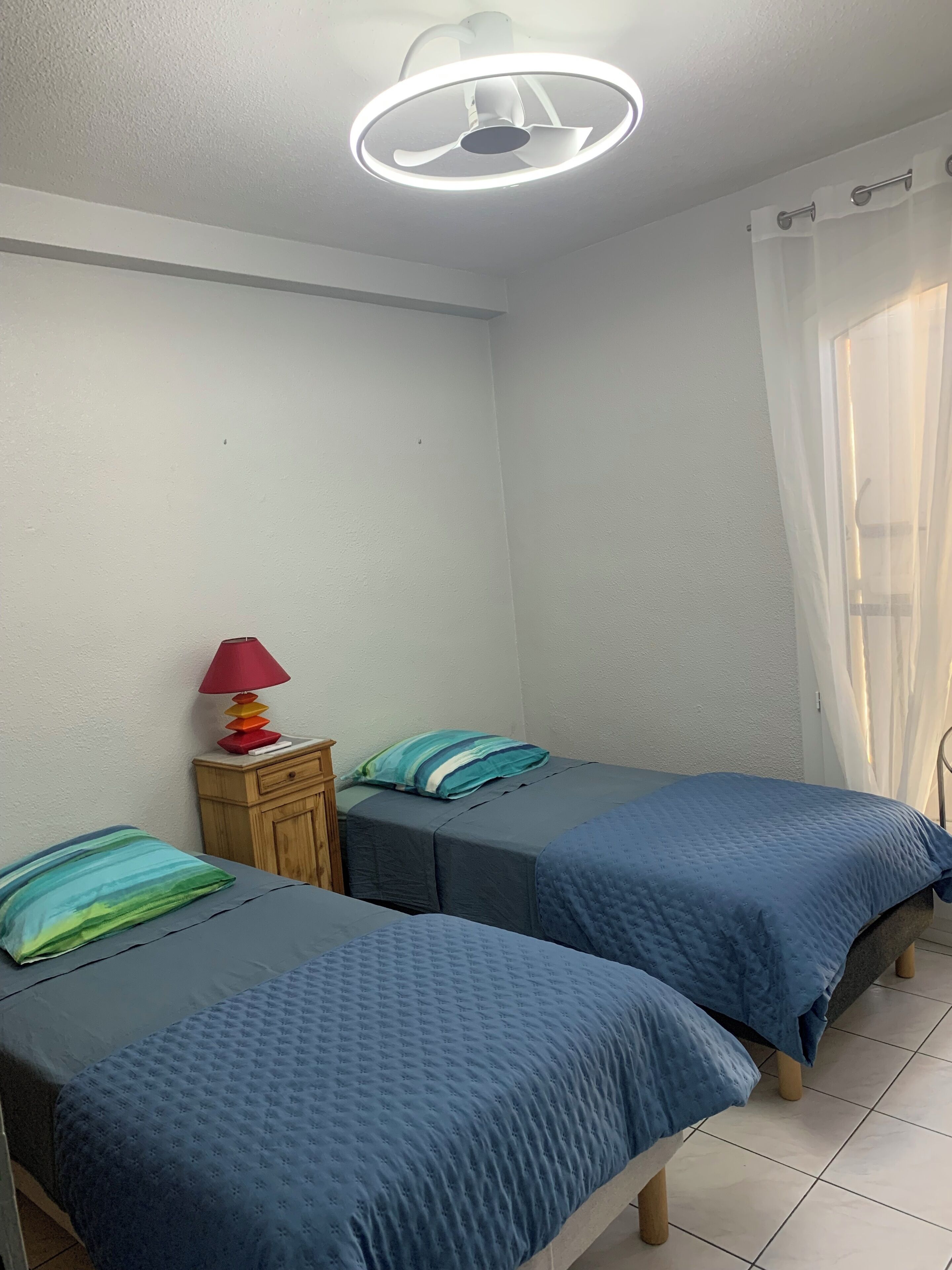 2 bedrooms, iron/ironing board, internet, bed sheets