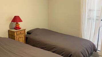 2 slaapkamers, een strijkplank/strijkijzer, internet, beddengoed
