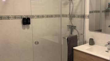 Douche, sĂšche-cheveux, serviettes fournies, savon