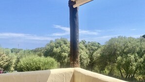A balcony with a view of trees and a clear sky. - Porto Rotondo Bilo4 A208 in residence with swimming pool (Porto Rotondo)