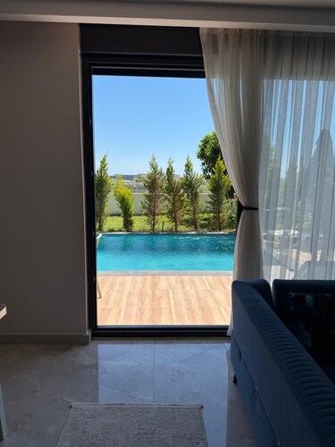 Özel havuzlu 8 kişilik villa