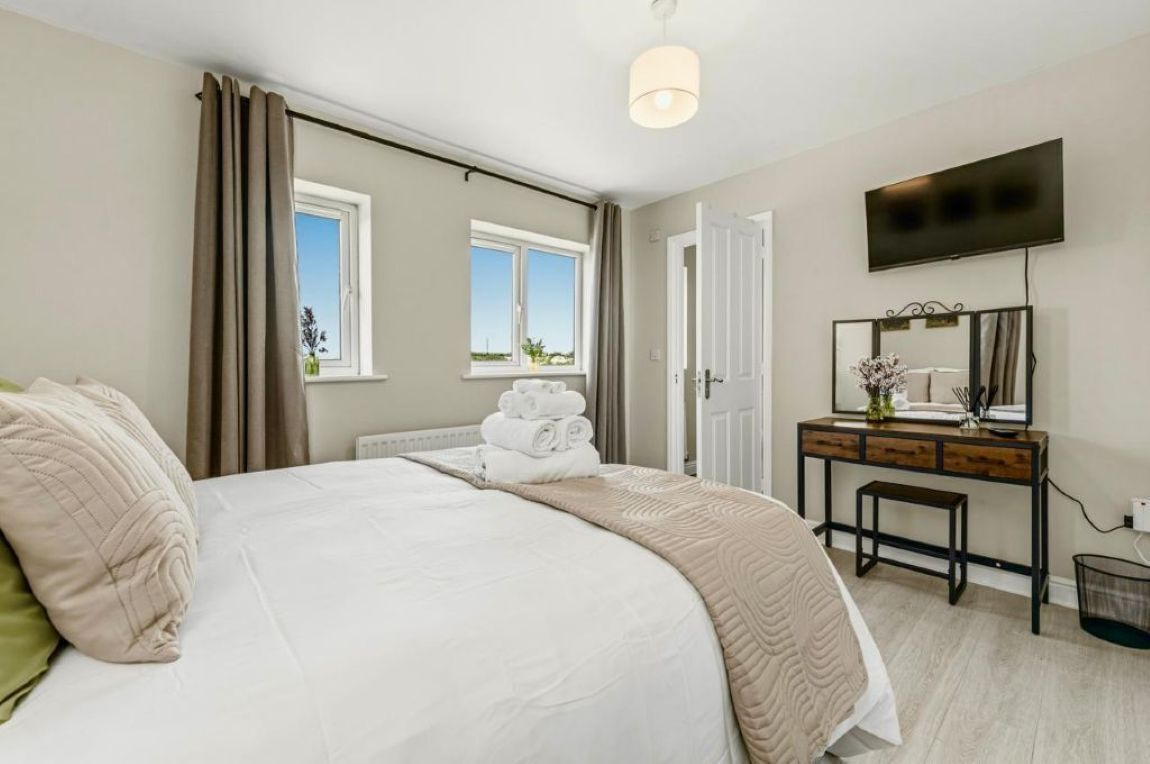 4 bedrooms, desk, iron/ironing board, free WiFi