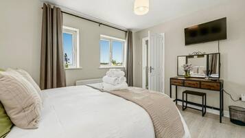 4 bedrooms, desk, iron/ironing board, free WiFi