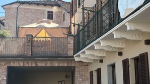 Un bâtiment doté d’un balcon, d’une enseigne indiquant « by virgin country house », et d’un mur en briques.