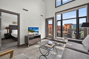 TV - 2 Bd Loft 603 @ Playa. Pool & Hot Tub (Kelowna)