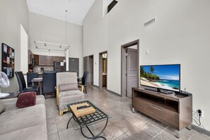 TV - 2 Bd Loft 603 @ Playa. Pool & Hot Tub (Kelowna)