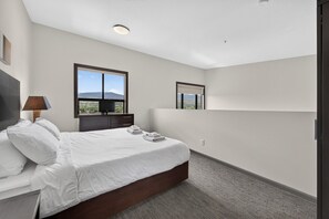 Iron/ironing board, free WiFi, bed sheets - 2 Bd Loft 603 @ Playa. Pool & Hot Tub (Kelowna)