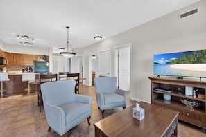 TV - Bright 3 Bd at Playa 548. Pool & 1 min to Beach (Kelowna)