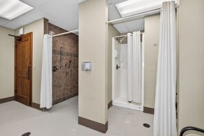 Ein Badezimmer mit Dusche, Toilette und Waschbecken.