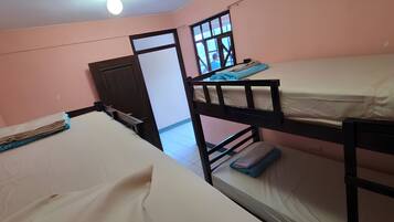 Dormitorio compartido básico, solo para mujeres | Escritorio