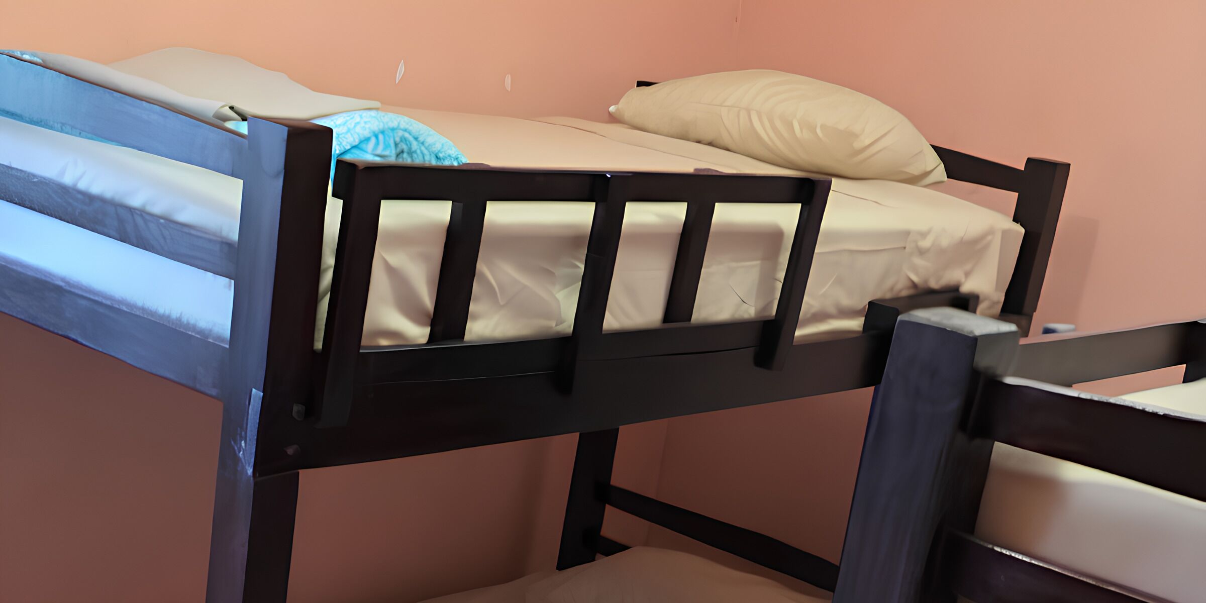 Dormitorio compartido básico, solo para mujeres | Escritorio 