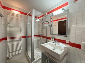 Bathroom - Nice apartment for 4 guests with WIFI, pool, TV, balcony, pets allowed and panoramic view (Laax)