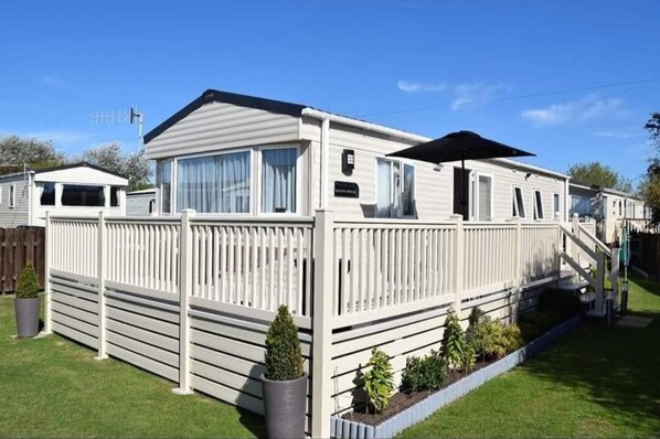 Exterior - Sunny Nook Cozy Cabin Retreat Selsey, Gated Garden (Chichester)