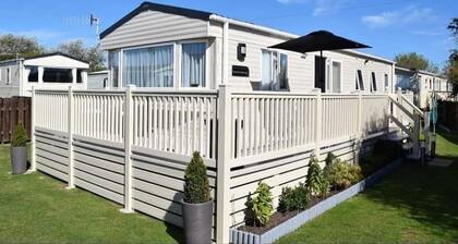 Sunny Nook Cozy Cabin Retreat Selsey, Gated Garden