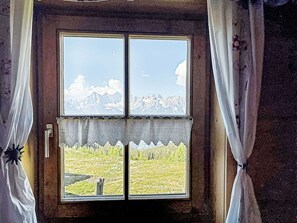 A window with a view of mountains, curtains, and a latch. - Wonderful private villa for 9 people with WIFI, TV, terrace, pets allowed and panoramic view (Forstau)