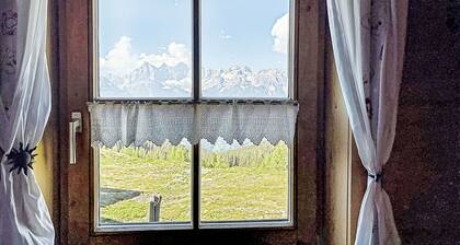 Stunning private villa for 9 guests with WIFI, TV, terrace, pets allowed and panoramic view