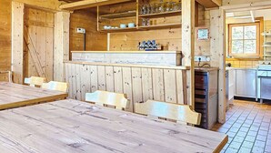Un interno in legno con un'area bar, un tavolo da pranzo e una finestra.