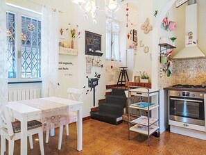 Une cuisine équipée d’une cuisinière, d’un four et d’un coin repas avec une table et des chaises.