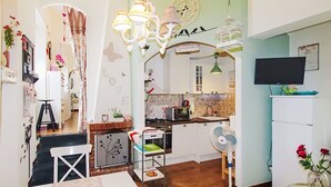 Eine Küche mit Mikrowelle, Spüle und einer Wanduhr.